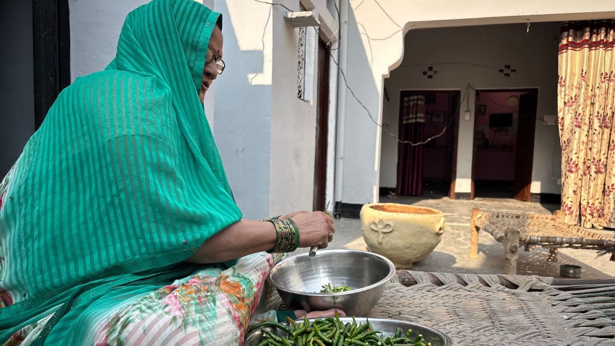 संदीप की मां, जो इस केस में आरोपी है, अपने घर में | फोटो: समृद्धि तिवारी/दिप्रिंट