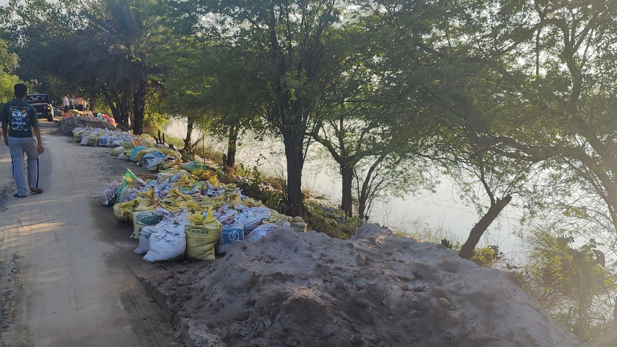 Make shift embankment set up to control the flood water | Soumya Pillai, ThePrint