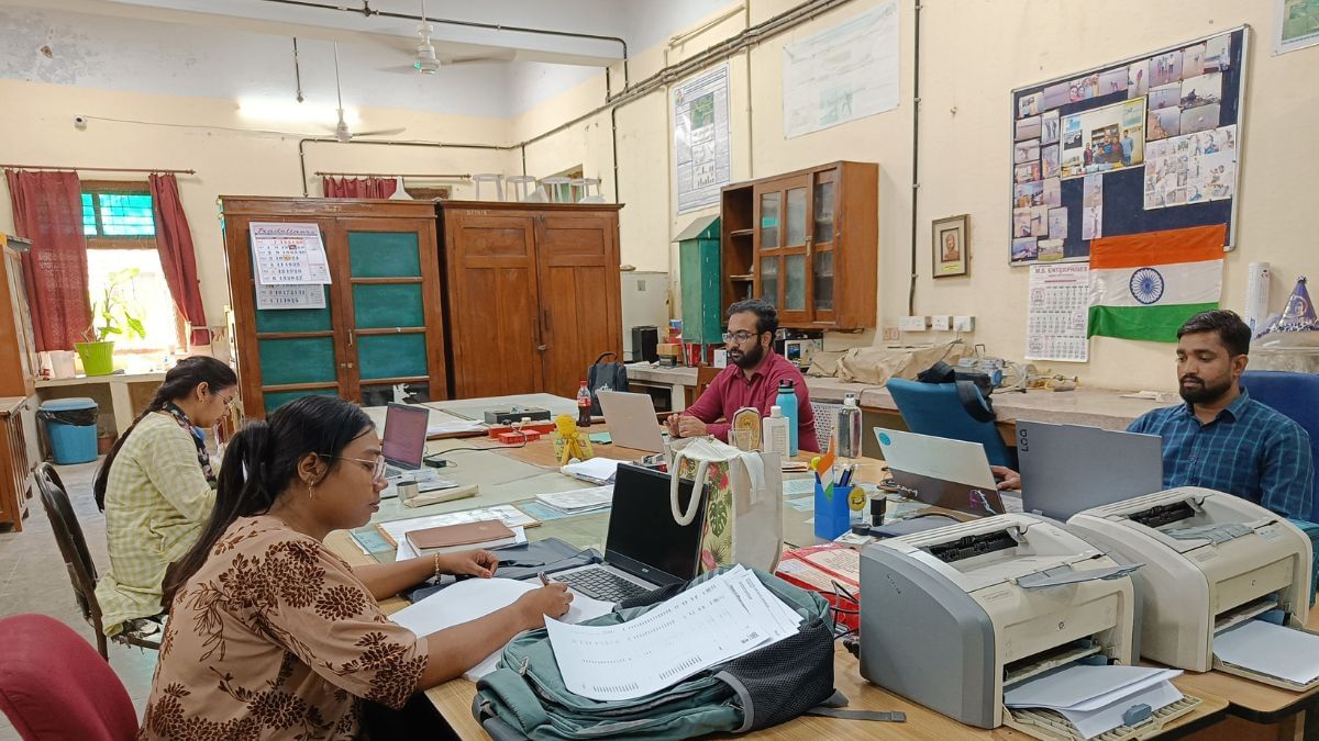 पांडे ने गंगा की सेहत को स्टडी करने के लिए अपने छात्रों को हरिद्वार से हावड़ा तक गंगा के अलग-अलग हिस्सों में भेजा | फोटो: कृष्ण मुरारी/दिप्रिंट