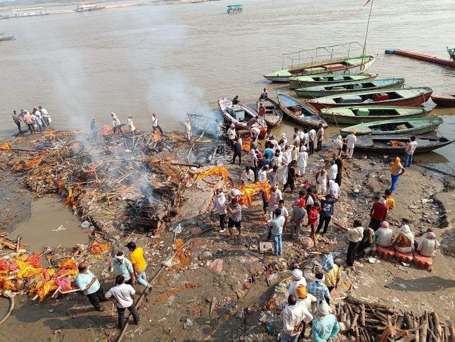 वाराणसी में मणिकर्णिका घाट. सीवेज, इंडस्ट्रियल और धार्मिक कचरा सीधे नदी में जाता है | फोटो: कृष्ण मुरारी/दिप्रिंट