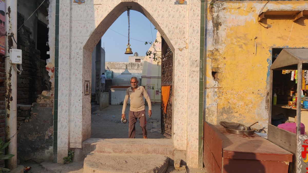 गांव का मंदिर. रिपोर्ट्स के मुताबिक, मंदिर से की गई घोषणा के बाद भीड़ को अखलाक के घर में गौमांस होने की सूचना मिली और लोग इकट्ठा हुए | फोटो: साकिबा खान/दिप्रिंट