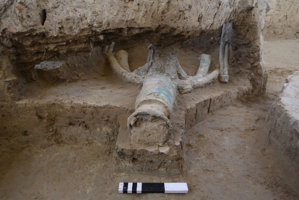 Chaiot chassis in Burial Pit 6 | Photo courtesy of ASI