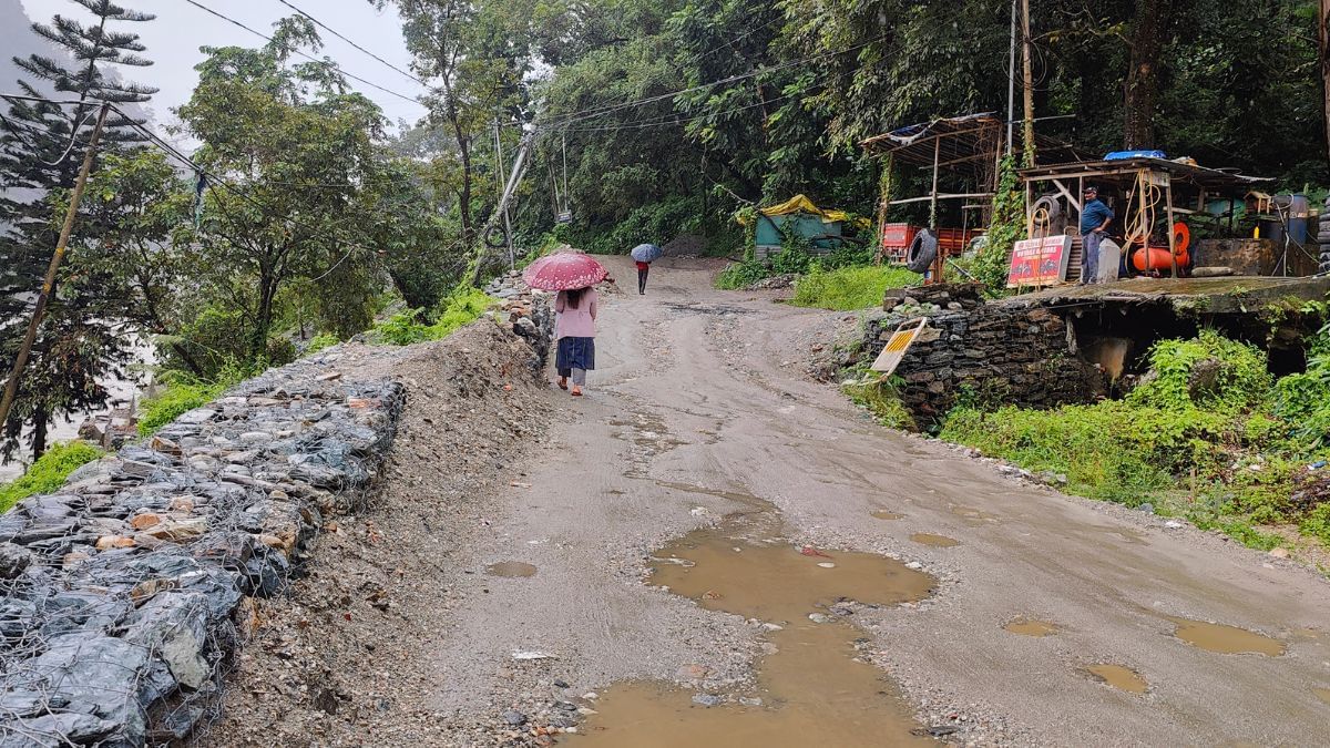 स्थानीय लोगों का कहना है कि इस साल भारी बारिश के बाद कई दिनों तक सड़कें पूरी तरह कट गई थीं | फोटो: सौम्या पिल्लई/दिप्रिंट