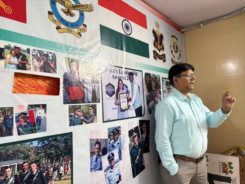 कुवंर प्रताप सिंह, संस्थापक, Georgians Defence Academy, ग्रुप डिस्कशन से पहले एस्पिरेंट्स को समझाते हुए | फोटो: समृद्धि तिवारी/दिप्रिंट