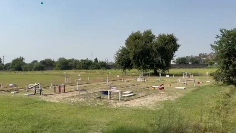 शुभार्ती डिफेंस अकादमी में प्रोग्रेसिव ग्रुप टास्क का ऑब्स्टेकल कोर्स. एस्पिरेंट्स इसे एसएसबी की टीमवर्क और प्रॉब्लम-सॉल्विंग ड्रिल्स के रूप में पार करते हैं | फोटो: समृद्धि तिवारी/दिप्रिंट