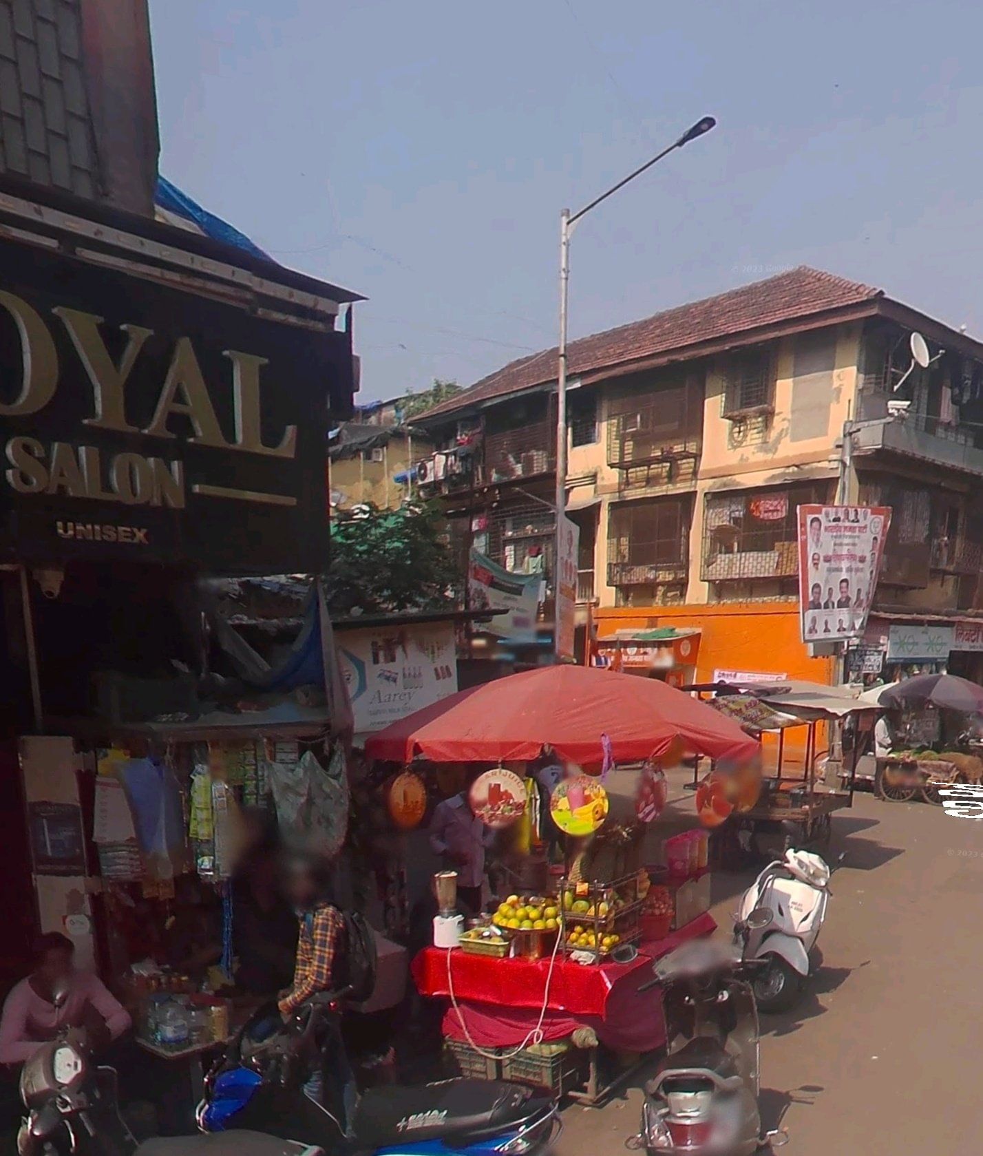 Hawkers on the lanes of Kamathipura | X/@RahulChels