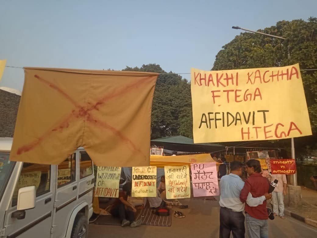 प्रदर्शनकारी अपने प्लेकार्ड के साथ | इंस्टाग्राम/chdlife