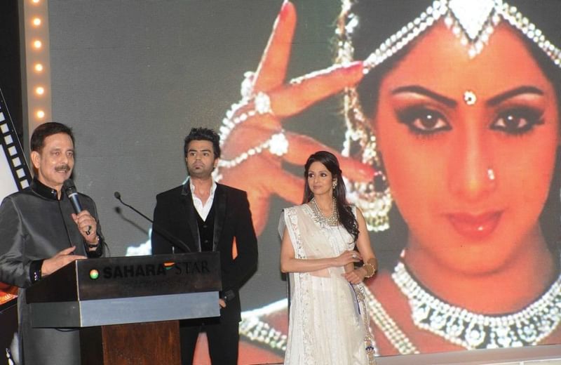 सुब्रत रॉय 2013 में मुंबई के सहारा स्टार में श्रीदेवी के सम्मान में रखे ‘मेगा-बैश’ में. उस रात का एक यूट्यूब वीडियो दिखाता है कि जीतेंद्र, अनिल कपूर, अनुपम खेर और सोनू निगम जैसे लोग मौजूद थे; श्रीदेवी ने कहा— “सहारा परिवार हमारा परिवार है.” | फोटो: फेसबुक/@Sahara India Pariwar