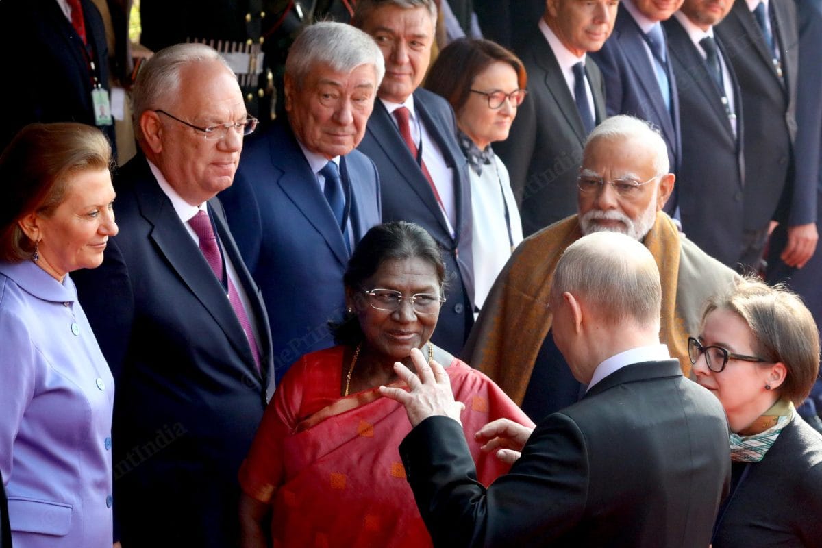 Russian President Vladimir Putin introduces President Murmu and PM Modi to the members of his delegation | Praveen Jain | ThePrint