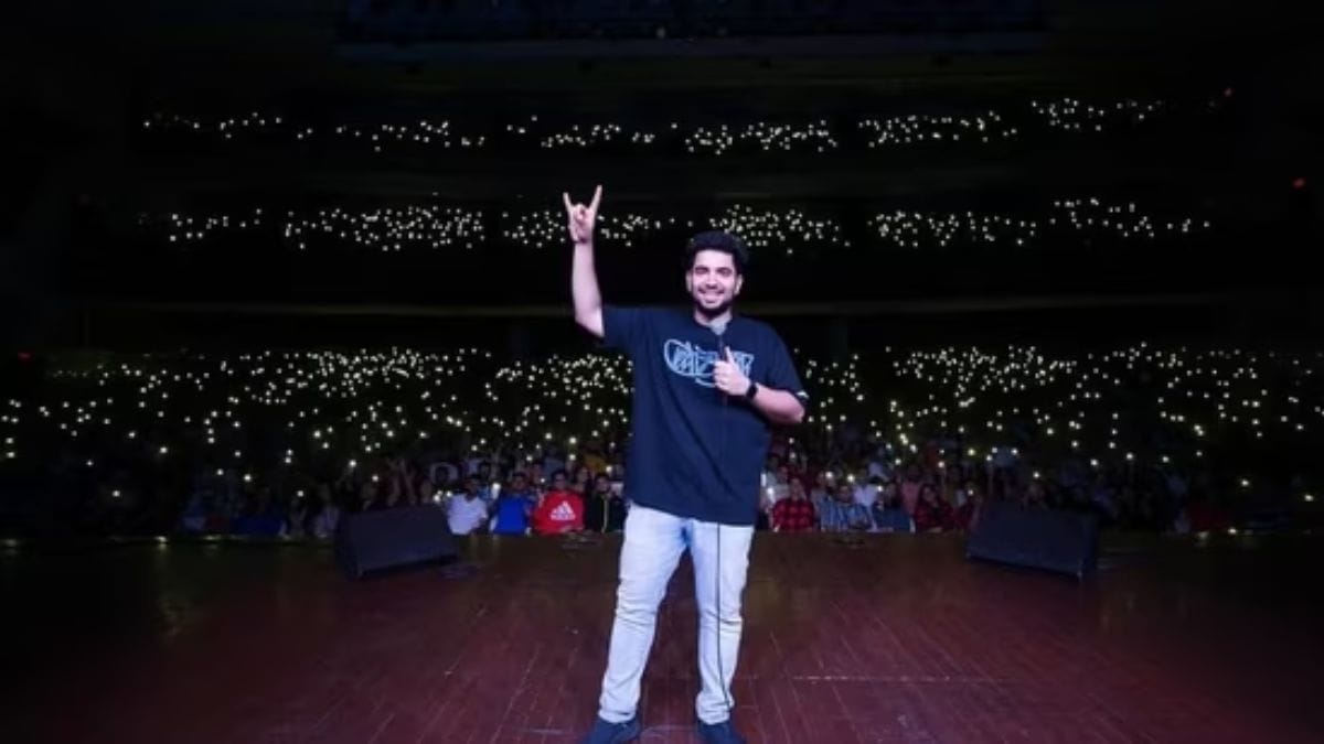 Samay Raina at the end of his comedy show